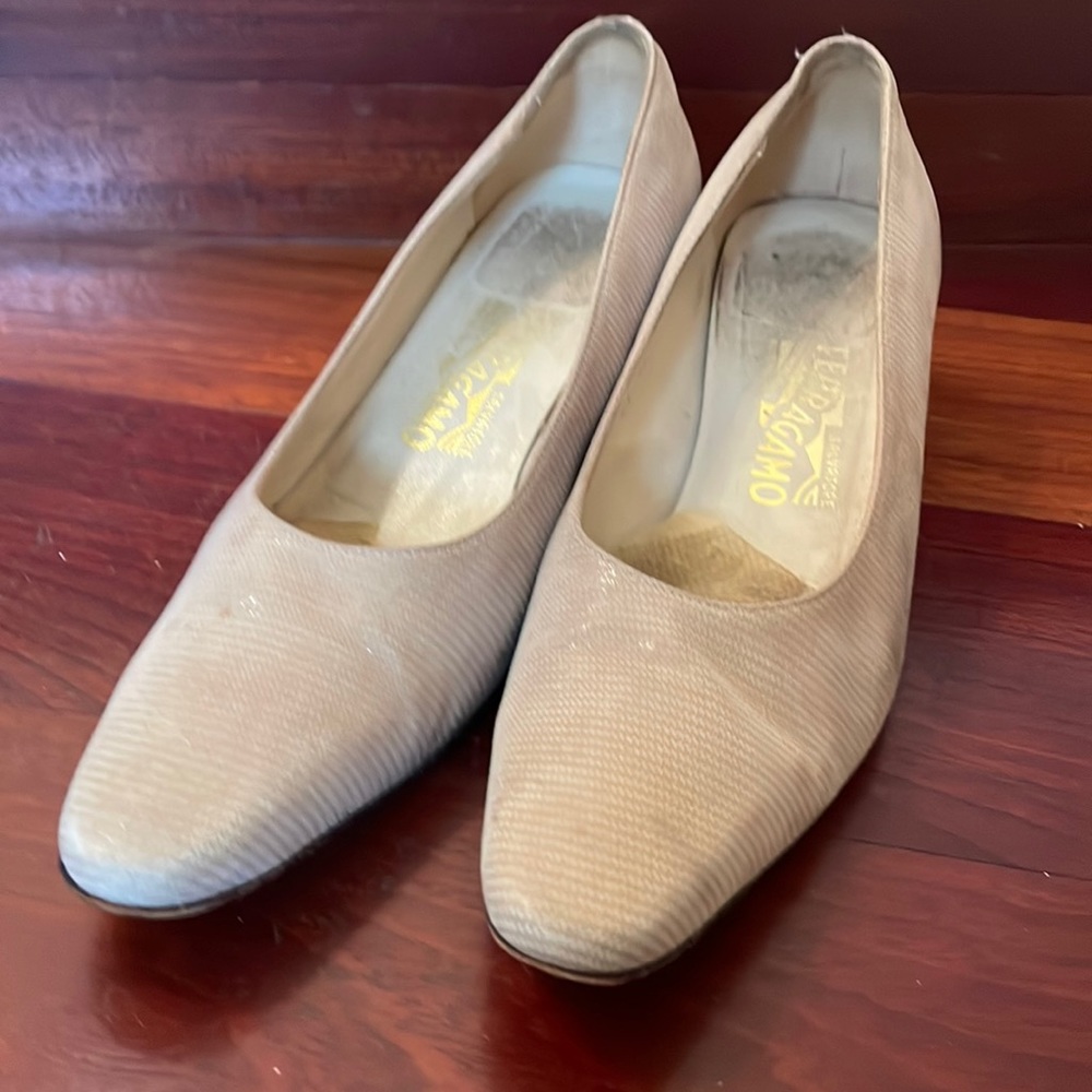 Ferragamo shoes beige color low hill 2 inches